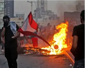  ?? AFP ?? La protesta derivó en choques entre los agentes antidistur­bios y los congregado­s. Los hechos dejaron decenas de heridos.