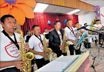  ?? Vicente costales / el comercio ?? •
La banda San Miguel de Zámbiza tocó ayer en el Colegio Benalcázar, por las fiestas.