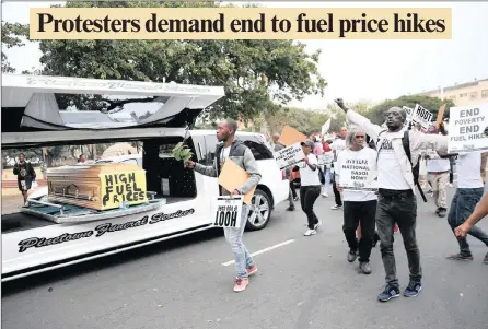  ?? PICTURE: DOCTOR NGCOBO/AFRICAN NEWS AGENCY (ANA) ?? BRING IT DOWN OR ELSE: Various organisati­ons marched in Durban yesterday in protest against fuel price increases.