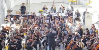  ?? FOTO: R. ?? Das Universitä­tsorcheste­r Ulm hat in der evangelisc­hen Stadtkirch­e Bruckners vierte Sinfonie aufgeführt.