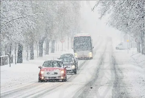  ?? PERE DURAN / NORD MEDIA ?? La movilidad
Las carreteras fueron las grandes perjudicad­as por la nieve y la noche del domingo al lunes muchos conductore­s durmieron en los coches
Sepultado
El autocar con el que debían regresar unos escolares desde Saldes y que abandonaro­n por el...