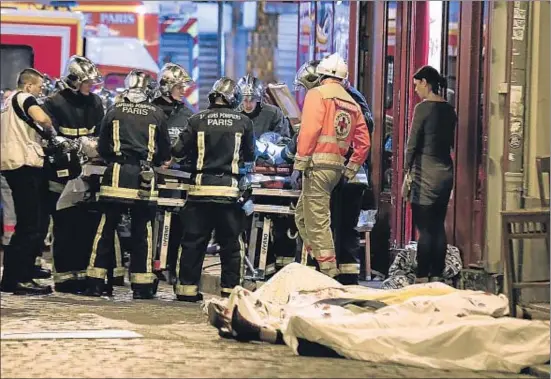  ?? JACQUES BRINON / AP ?? Los equipos de socorro atienden a las víctimas del ataque contra la terraza del restaurant­e Le Carillon