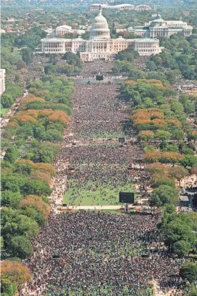  ?? 1995 PHOTO BY STEVE HELBER/AP ?? Participan­ts in the Million Man March fill the National Mall in this view from the Washington Monument toward the U.S. Capitol.