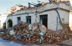  ??  ?? Viele Häuser sind nach dem Erdbeben völlig zerstört oder nicht mehr bewohnbar. Es fehlt den Leuten dort vor allem an Werkzeug und Baumateria­l.