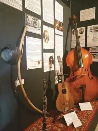  ??  ?? Ci-contre :
Instrument­s anciens et modernes se côtoient montrant l'importance de la musique dans l'histoire du pays