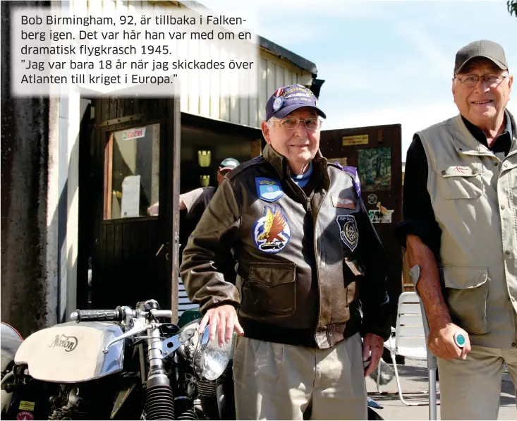  ??  ?? PRATAR MINNEN. Bob och Sibon Larsson på Olssons Cykel- Motor- och Svetsfirma hade många minnen att utbyta.