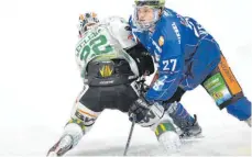  ?? FOTO: FELIX KÄSTLE ?? Ob es die Duelle zwischen den Ravensburg Towerstars (rechts Kilian Keller) und den Bietigheim Steelers in der kommenden DEL2-Saison geben wird, ist seit Mittwoch mehr als fraglich.