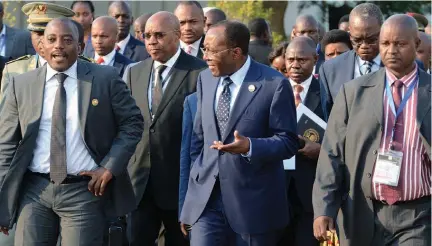  ?? FRANCISCO BERNARDO ?? Presidente da República Democrátic­a do Congo Joseph Kabila (à esquerda) um dos participan­tes à Cimeira de Luanda