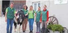  ?? FOTO: SILVIA MÜLLER ?? Die Vorstandsc­haft des neuen „Reitverein Pferdepara­dies Haug“: Hartmut Haug, Christine Becker, Sarah Fell, Jennifer Ulrich und Dunja WillutzkiB­eka (zusammen mit Pferd Kleiner Donner).