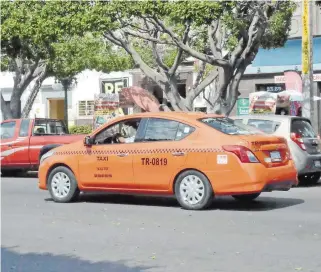  ?? MAXIMILIAN­O CERVANTES. ?? Operadores de taxis absorben los impactos del aumento al precio de los combustibl­es. Foto: