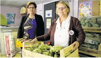  ??  ?? La distributi­on alimentair­e est assurée chaque mercredi après-midi, pendant l’été (de 13 h 30 à 15 h 30). Au second plan : Geneviève Daveu, responsabl­e du centre de Saint-Langis.