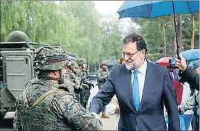  ?? INTS KALNINS / REUTERS ?? Rajoy saluda a las tropas en la base de Adazi en Letonia