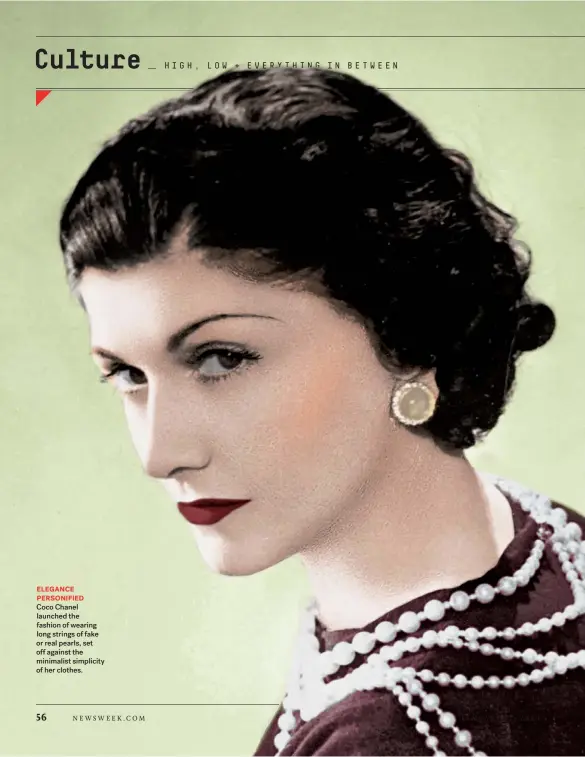  ??  ?? ELEGANCE PERSONIFIE­D
Coco Chanel launched the fashion of wearing long strings of fake or real pearls, set off against the minimalist simplicity of her clothes.