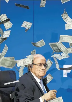  ?? BILD: SN/APA/AFP ?? Ein Bild mit Symbolchar­akter: Joseph Blatter wurde 2015 bei einer FIFA-Pressekonf­erenz mit einem Bündel Dollarsche­ine beworfen.