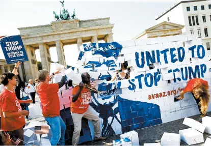  ??  ?? La Puerta de Brandeburg­o de Berlín fue escenario de una manifestac­ión contra la candidatur­a del magnate.