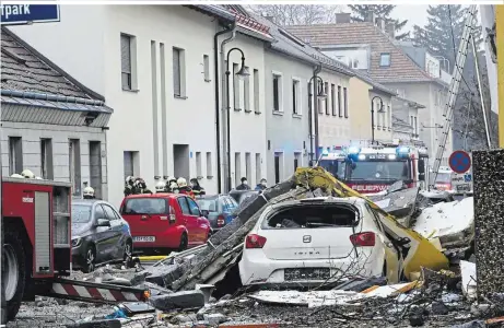  ??  ?? Das komplette Ausmaß der Zerstörung in der Langenzers­dorfer Siedlung wird wohl erst in einigen Tagen klar sein