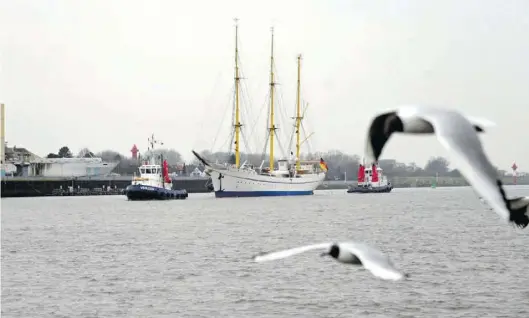  ?? BILD: Torsten von Reeken ?? Endlich fährt die bundesweit in die Schlagzeil­en geratene Gorch Fock wieder: Vom Standort Berne wurde das Ausbildung­sschiff am Mittwoch nach Lemwerder geschleppt