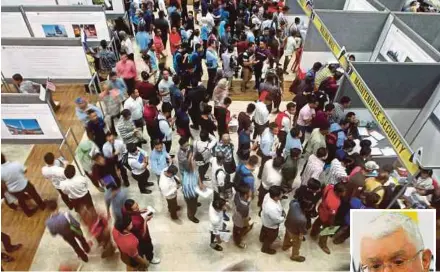  ?? PIX BY ASYRAF SAWAL ?? Participan­ts at the career carnival organised by Alliance Steel (M) Sdn Bhd at the Sultan Ahmad Shah Internatio­nal Convention Centre in Kuantan yesterday. (Inset) East Coast Economic Region Developmen­t Council chief executive officer Datuk Seri...