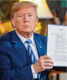  ?? Foto: Ting Shen, dpa ?? Damit fing alles an: Donald Trump präsentier­te am 8. Mai ein unterzeich­netes Präsi  dentschaft­smemorandu­m, nachdem er eine Erklärung zum Ausstieg aus dem Atom  deal mit dem Iran abgegeben hat.