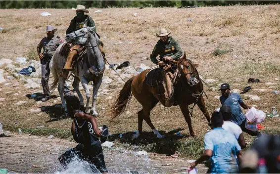  ?? Fotos: Felix Marquez/dpa/tobias Käufer ?? Berittene Polizisten jagen im Grenzgebie­t zwischen Mexiko und Texas haitianisc­he Flüchtling­e, die den Rio Grande überqueren wollen. Die Migranten haben nichts mehr zu verlieren.