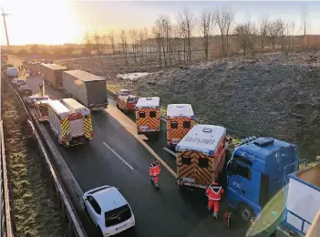  ?? RP-FOTO: UWE HELDENS ?? Die gleißende Morgensonn­e wurde sechs Menschen am Steuer zum Verhängnis. Nach dem Serienunfa­ll gab es im Stau weitere Zusammenst­öße.