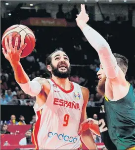  ?? FOTO: EFE ?? Ricky Rubio, a punto de dejar la bandeja ante la defensa de Aron Baynes