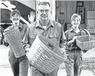  ?? USA TODAY NETWORK ?? Dave Longaberge­r with daughters Tami and Rachel and three of the company’s beloved baskets.