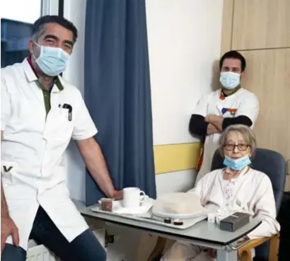  ?? FOTO TOM PALMAERS ?? Cardiochir­urg Yilmaz en zijn assistent Marijn Claesen bij hun oudste patiënt Ivonne (95).