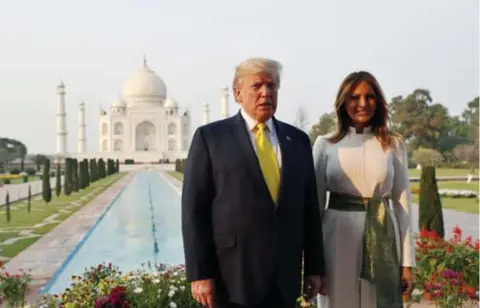  ?? FOTO AP ?? Donald en Melania Trump bezochten de Taj Mahal in India.