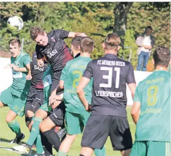  ?? FOTO: SCHNIEDERS ?? Auch wenn es hier so aussieht: Das Kopfballsp­iel gehört eigentlich nicht zu den fußballeri­schen Kernkompet­enzen von Beecks Thomas Lambertz. Dennoch erzielte „Lumpi“auf diese Art das 1:0 beim Pokalcoup gegen Bonn.