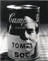  ??  ?? Andy Warhol riflesso sull’iconico barattolo di zuppa al pomodoro Campbell, nel 1968.