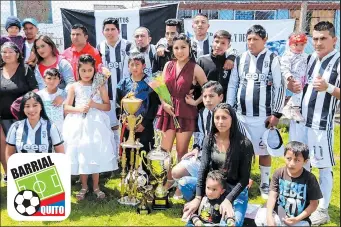  ?? Fotos: René Fraga / EXTRA ?? Para el goleador barrial (d), Juventus es el equipo de sus amores.