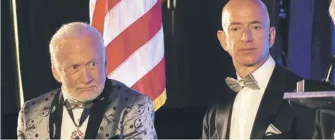  ?? FOTO: AP ?? SOÑADOR ►► Buzz Aldrin (izquierda) junto al fundador de Amazon, Jeff Bezos.