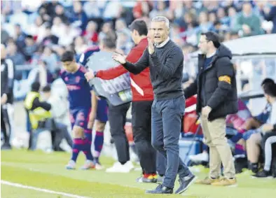  ?? ÁNGEL DE CASTRO ?? Escribá da instruccio­nes a sus jugadores durante el partido ante el Cartagena.