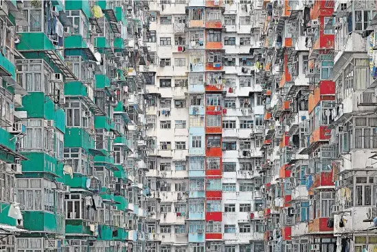  ?? Německý fotograf Michael Wolf v Doxu vystavuje cyklus Architektu­ra hustoty. Autor dokumentuj­e život na sídlištích v Hongkongu. FOTO MICHAEL WOLF ?? Pár metrů pro sebe.