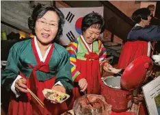 ??  ?? Eine andere Kultur kann man auch kennenlern­en, wenn man sich auf ihre Traditione­n und ihre kulinarisc­hen Vorlieben einlässt. Am koreanisch­en Tisch serviert Jum Soon Dortik Reis und Gemüse.