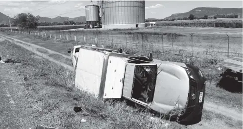  ?? FOTO: CORTESÍA ?? A un costado de la carretera quedó volcada la camioneta Nissan.