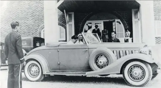  ?? SOCIÉTÉ D’HISTOIRE ET GÉNÉALOGIE DE MATANE ?? Eleanor Roosevelt at the wheel with her companion, Lorena Hickok, in the passenger seat at the Hotel Belle Plage in Matane in July 1933.