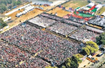  ?? ANI PHOTO ?? A view of crowd at the Ramlila Maidan during swearing-in ceremony of the AAP government on Sunday. n