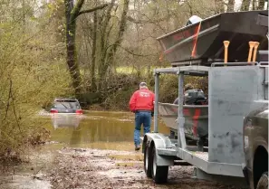  ?? The Sentinel-Record/Donald Cross ?? ■ Lonsdale Fire Department was among the agencies that responded to a stranded motorist on Harris Road on Friday.