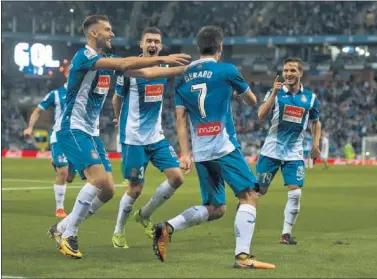  ??  ?? LA SOCIEDAD DEL GOL. Gerard celebra el gol con Piatti, Baptistao y Aarón, el pasado lunes.