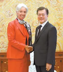  ?? Yonhap ?? President Moon Jae-in and Internatio­nal Monetary Fund Managing Director Christine Lagarde pose ahead of their meeting on Korea’s economy at Cheong Wa Dae, Monday.