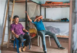  ??  ?? Marino observa la televisión en uno de los alojamient­os de la finca. Cuando alguno de los internos sale a trabajar en las fincas lo hace acompañado de la guardia indígena.