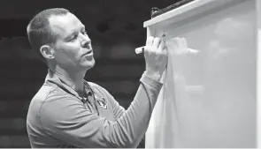  ?? SAM GREENE/THE ENQUIRER ?? Xavier coach Travis Steele leads a meeting during a practice.