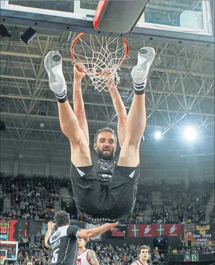  ?? FOTO: M. L. ?? Poderoso Mirza Begic, que ‘mata’ en el partido ante el CAI Zaragoza, sale de Bilbao después de un concurso mediatizad­o por las lesiones