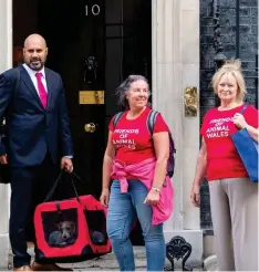  ??  ?? Downing Street delivery: Dilyn arrives with TV vet Marc Abrahams, a rehoming expert and, right, Eileen Jones