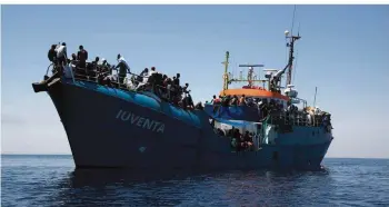 ?? FOTO: ZDF/MICHELE CINQUE / CESAR D ?? Junge Leute der Hilfsorgan­isation „Jugend Rettet“fuhren mit ihrem eigens für diesen Einsatz umgearbeit­eten Frachter „Iuventa“im Sommer 2016 erstmals auf Hilfsmissi­on ins Mittelmeer.