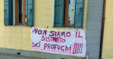  ??  ?? La protesta Uno degli striscioni appesi sulla facciata del municipio di Bagnoli per contestare il centro di accoglienz­a migranti