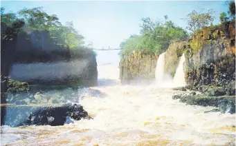  ?? ?? Un sector de los imponentes Saltos del Guairá (que era llamado Salto de las siete cascadas en Brasil). Las aguas del Paraná descendían rugientes a 60 km/h por un cañón de rocas.
