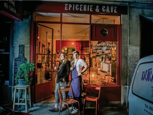  ?? (DAVID WAGNIÈRES POUR LE TEMPS) ?? Barbara et Christophe Grellier devant leur bar à vin des Eaux-Vives qui attire le monde entier.